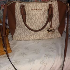 It’s tan brown and white cross the shoulder or hand carry good condition.